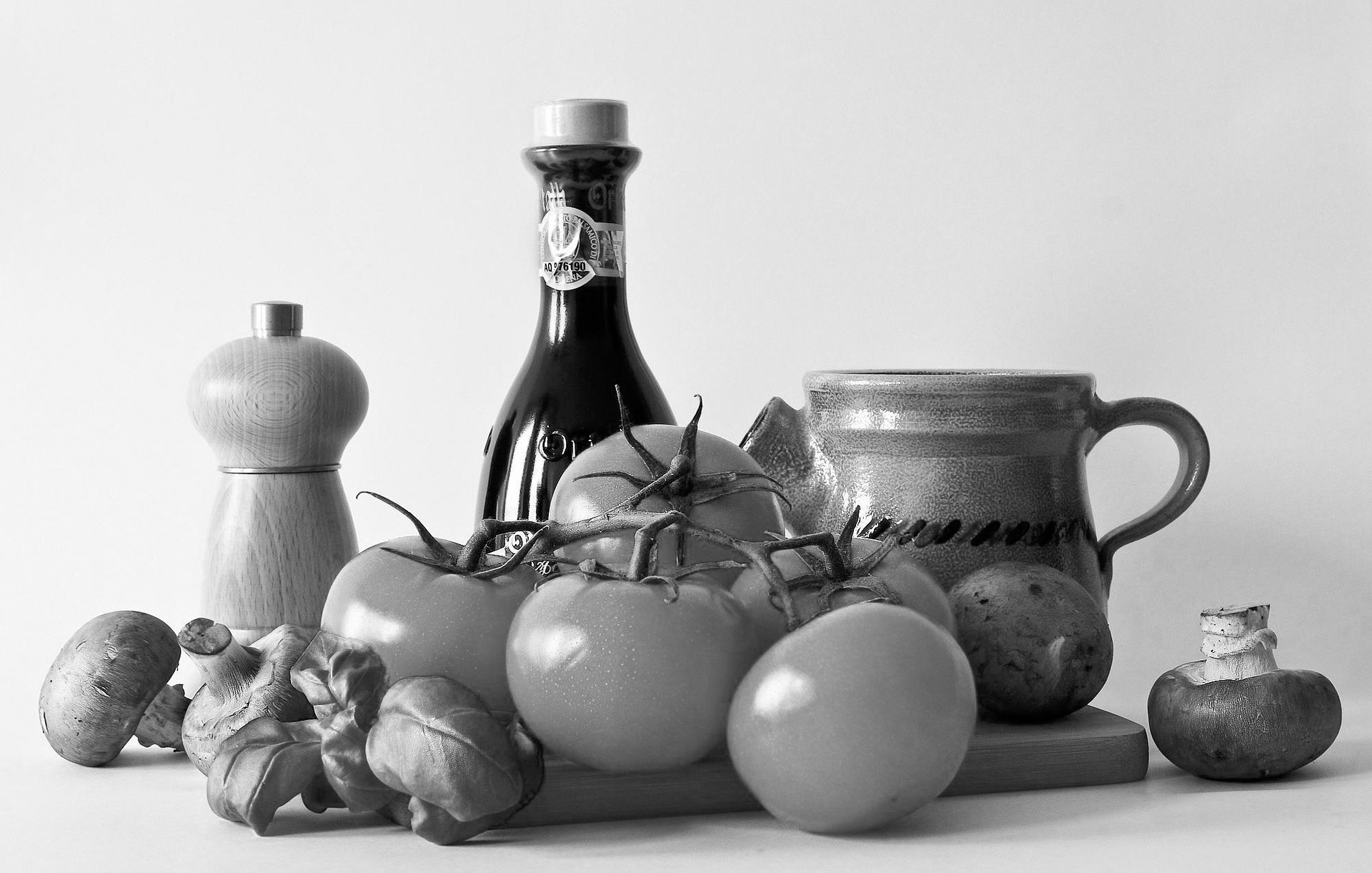 Mediterranean diet is rich in fruits, vegetables, nuts, legumes, low-fat dairy, unsaturated fat (especially olive oil), herbs, spices and plant and animal proteins, especially omega-3-rich fish. (Pixabay photo)