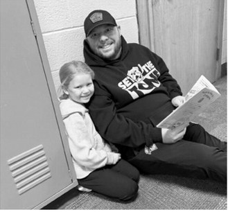 Cody Pengilly attends guest reading with his daughter, Karsyn. Photo by Sarah Overby