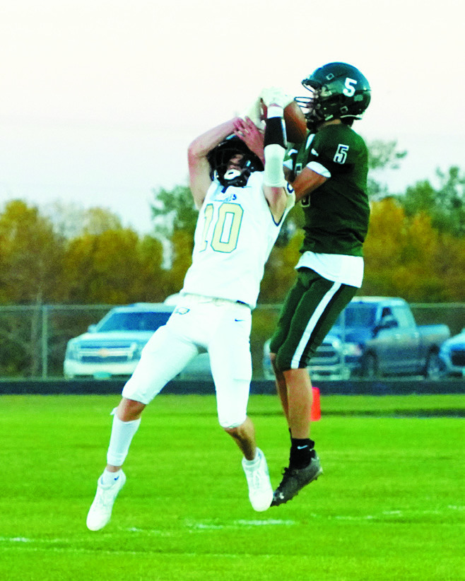 Kaden Moore breaks up a pass to a Woodchuck wide receiver. Photo by Larry Stokke.