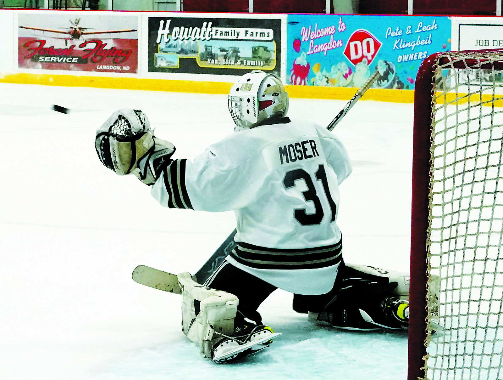 Ryder Moser with a glove save against the Richland Rangers. Photo by Larry Stokke.