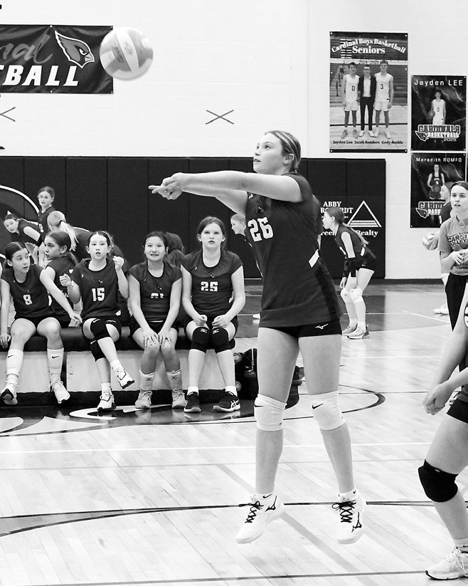 Landree Lowery passes the ball to the front row against the Spoilers. Photo by larry Stokke.