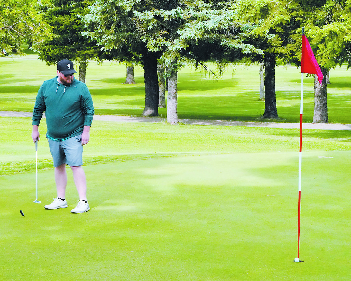 Brennen Rueger with a putt at the LPH Foundation Fundraiser. Photo by Larry Stokke.