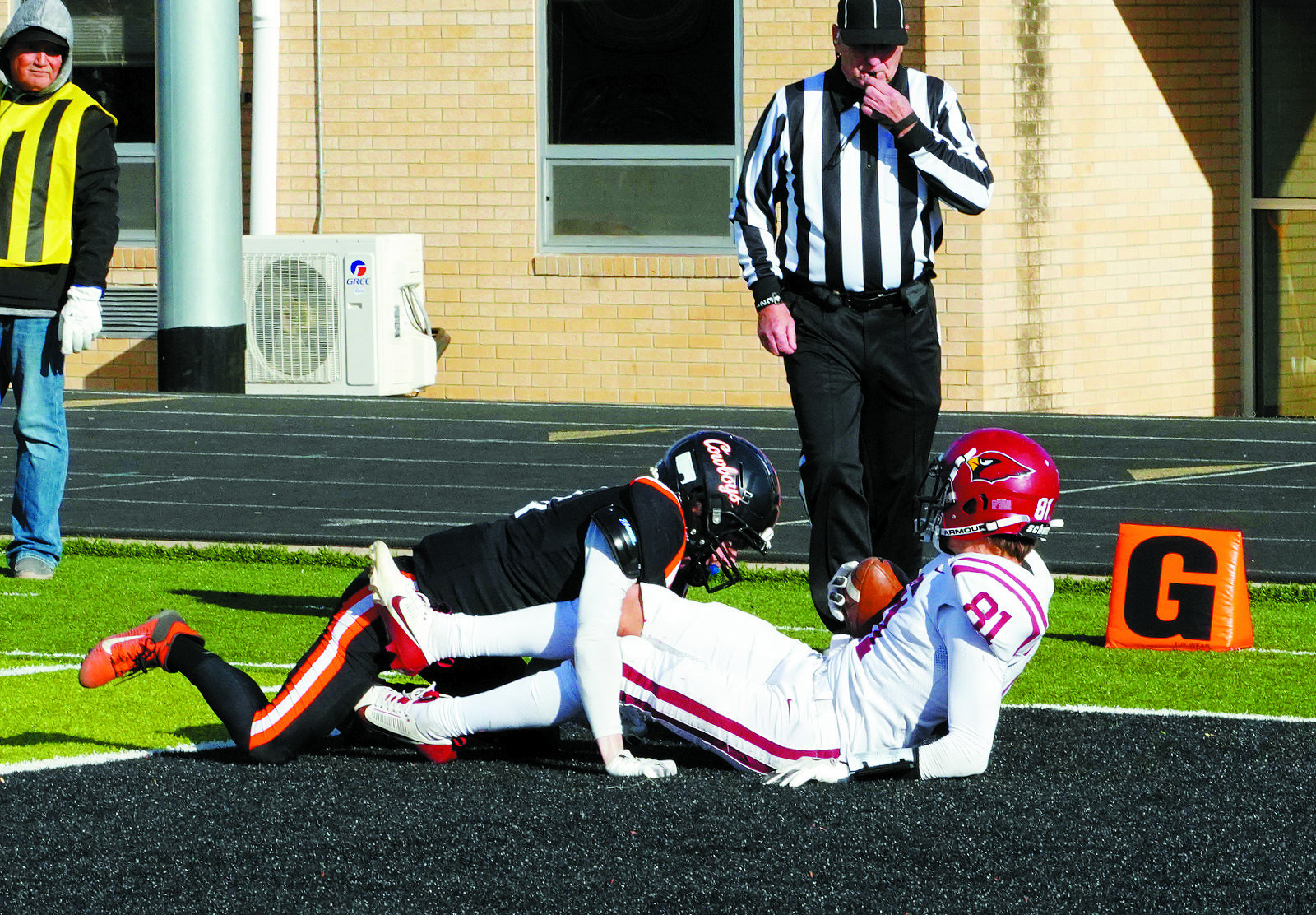 Player of the Game Tanner McDonald scores a TD in the 3rd quarter. Photo by Larry Stokke.