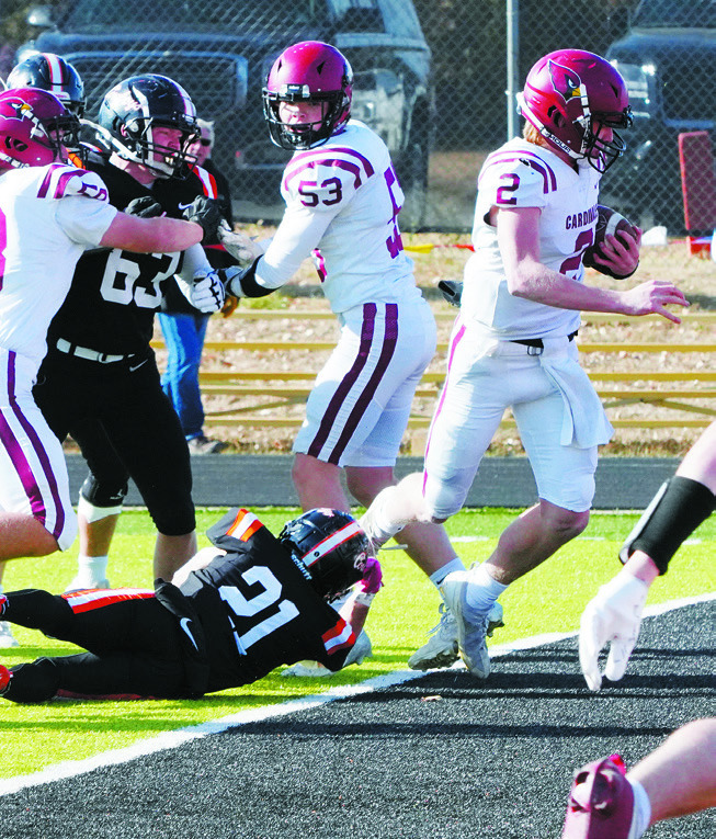 Jax Johnson scores on a 3-yard run. Photo by Larry Stokke.
