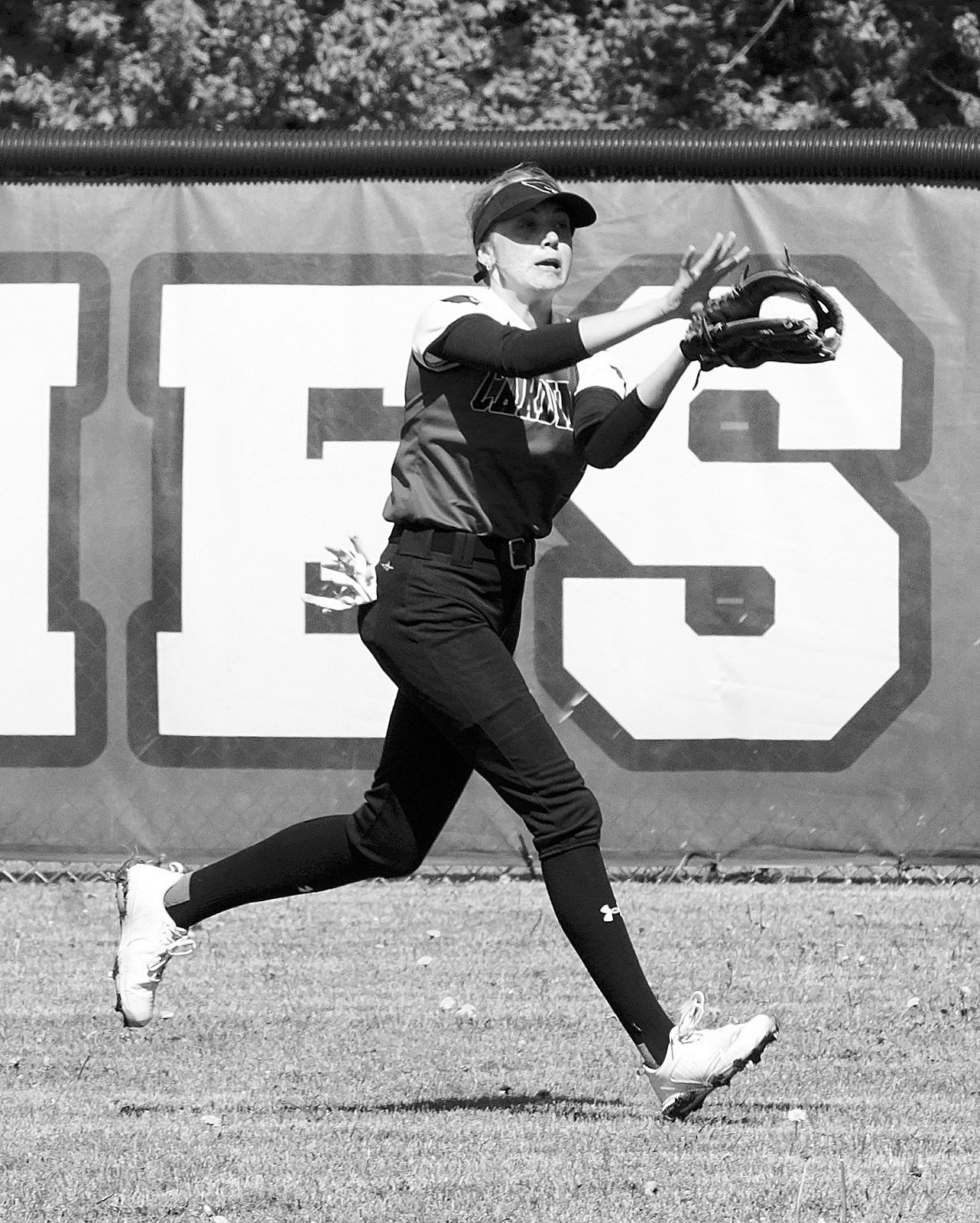 Jada Moen makes a catch in the right field for a 3rd out. Photo by Larry Stokke.