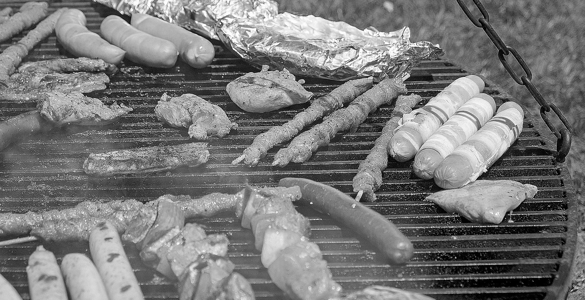 When grilling, bring a clean plate for the cooked food to avoid cross-contamination. (Pixabay photo)