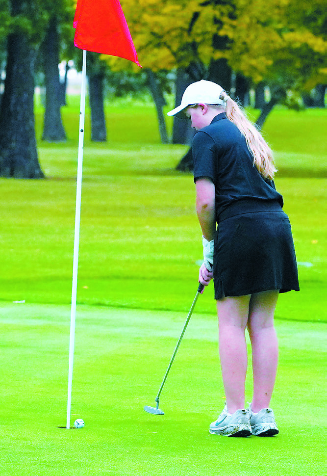 Finley Crockett drops the ball into the cup in Grafton on Sept. 11 and finished with a score of 123. Photo by Larry Stokke.