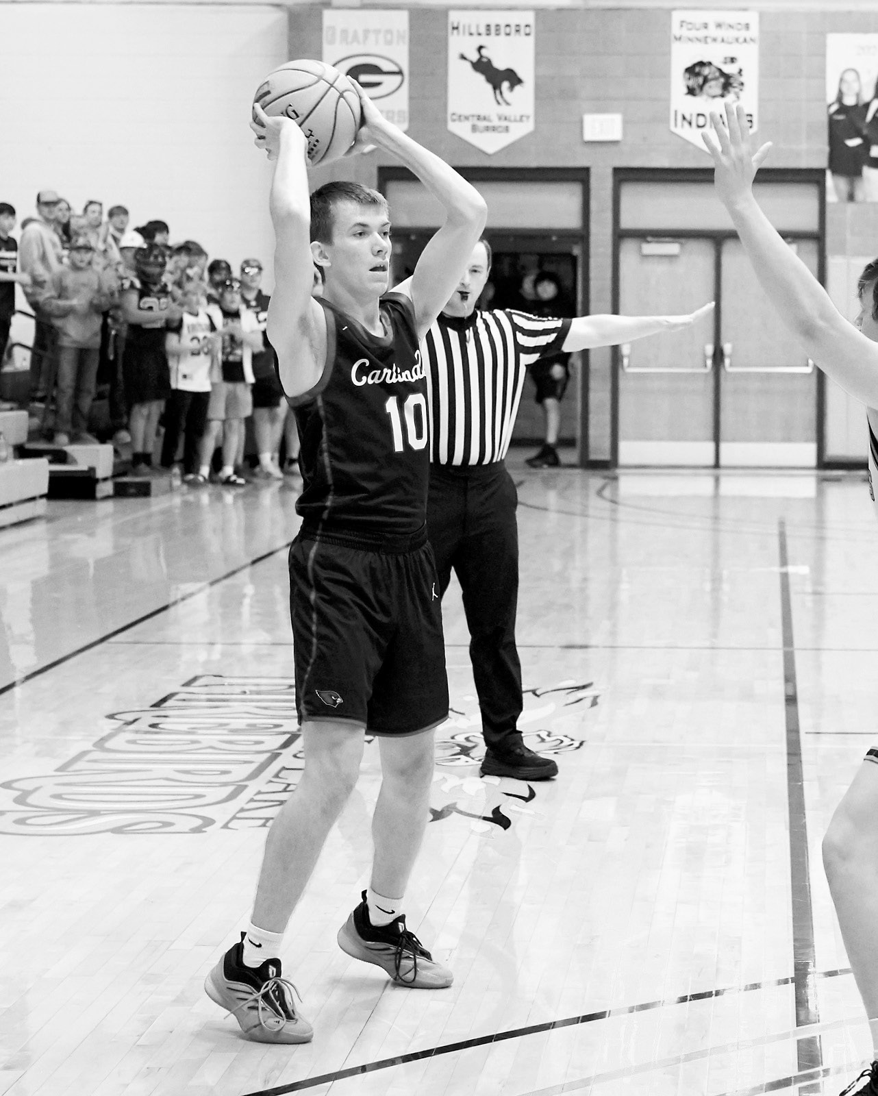 Maddux Stremick looks for an open teammate. Photo by Larry Stokke.
