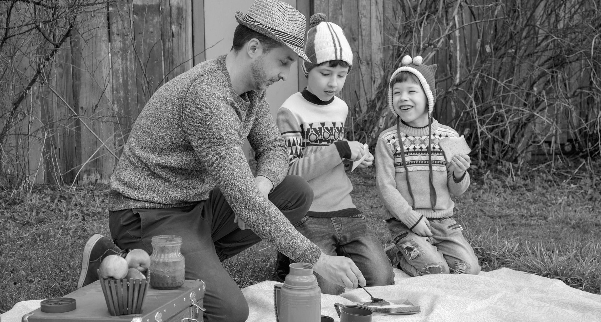 The benefits of eating together as a family apply whether the meals are at home or out and about. (Pixabay photo)