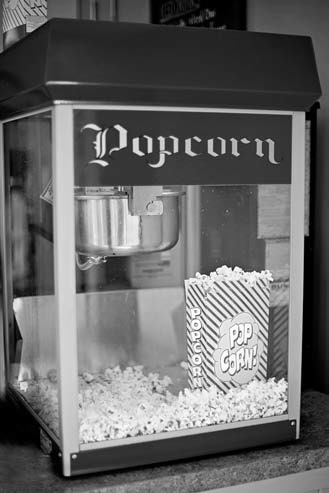 Popcorn is a whole-grain food, along with oatmeal and brown rice. (Pixabay photo)