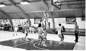 #15 Garret Willits beats his opponent to the basket in the game against Richland. Photo by Ashley Schafer