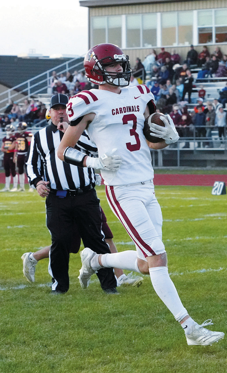Cody Amble scores on a 64-yard pass from Eastyn Schaefer for 6 Points. Photo by Larry Stokke.