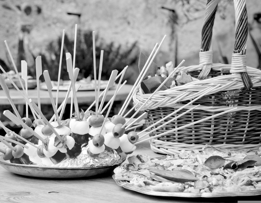 When preparing food for a large group of people outside, be sure to consider food safety. (Pixabay photo)