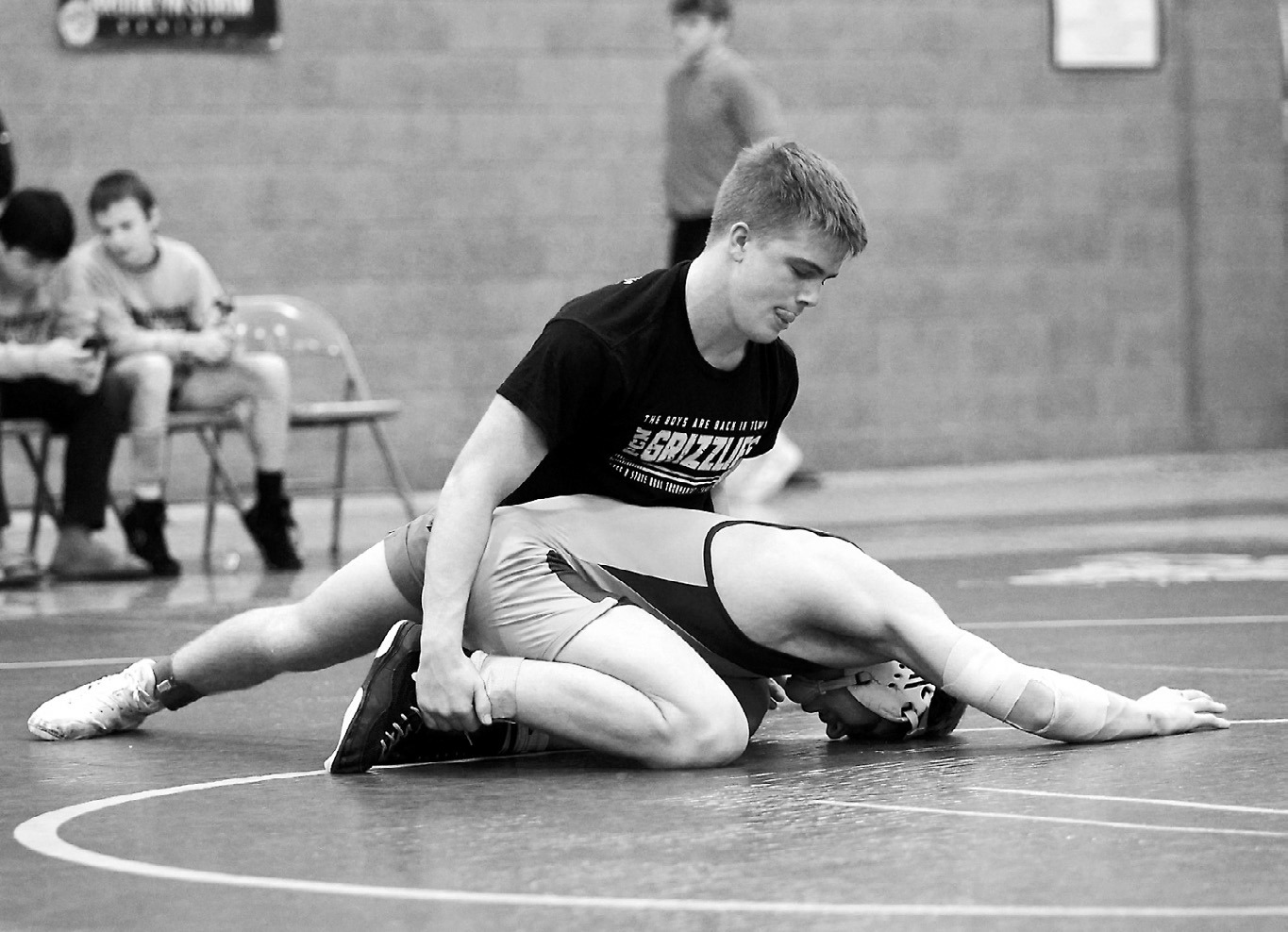 Zeke Symington won his match in the 152-pound weight class in Grand Forks. Photo by Larry Stokke.