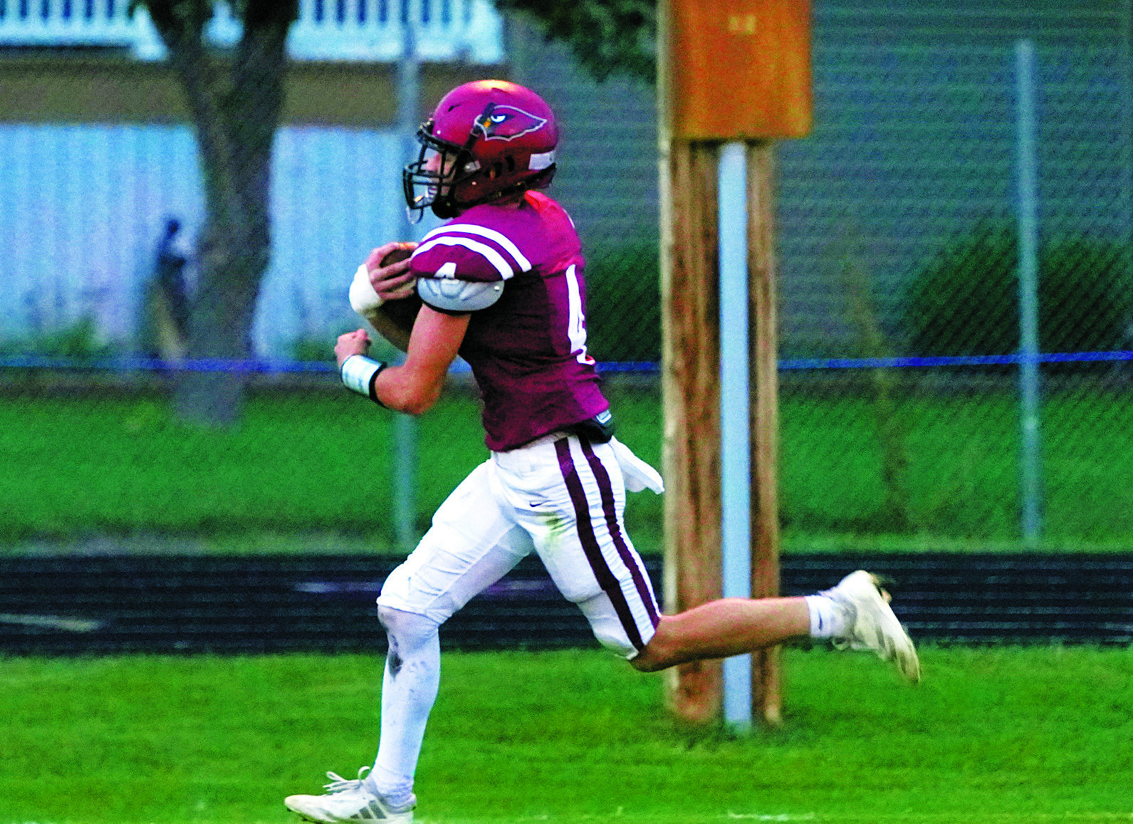 Sam Davis scores on a 20-yard run in the Cards 43 to 6 win over the Rugby Panthers. Photo by Larry Stokke.