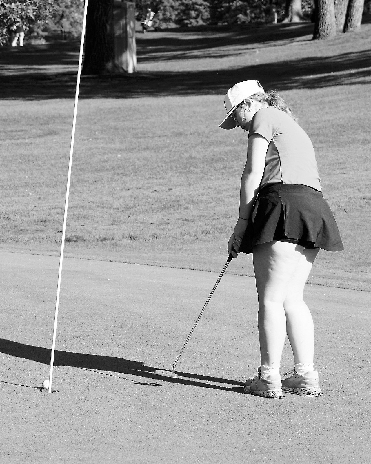 Kynlee Pengilly sinks a putt in Park River on Aug. 14. Photo by Larry Stokke.