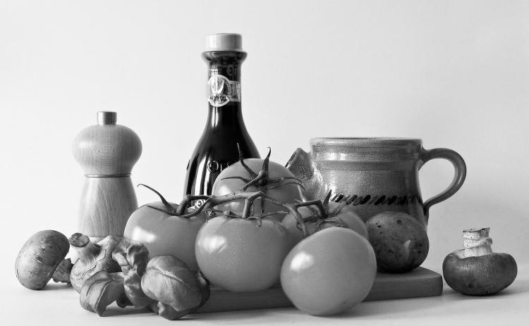 Mediterranean diet is rich in fruits, vegetables, nuts, legumes, low-fat dairy, unsaturated fat (especially olive oil), herbs, spices and plant and animal proteins, especially omega-3-rich fish. (Pixabay photo)