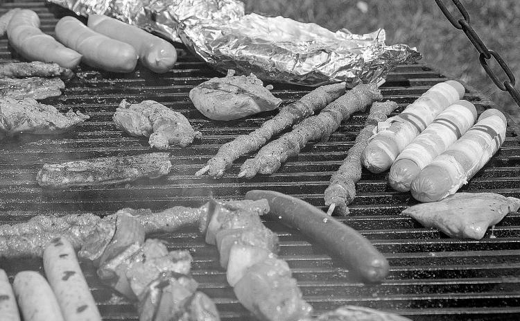 When grilling, bring a clean plate for the cooked food to avoid cross-contamination. (Pixabay photo)
