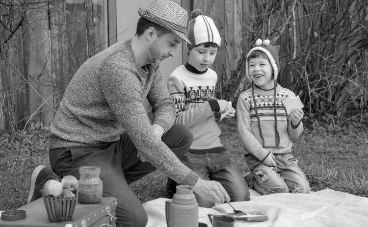 The benefits of eating together as a family apply whether the meals are at home or out and about. (Pixabay photo)