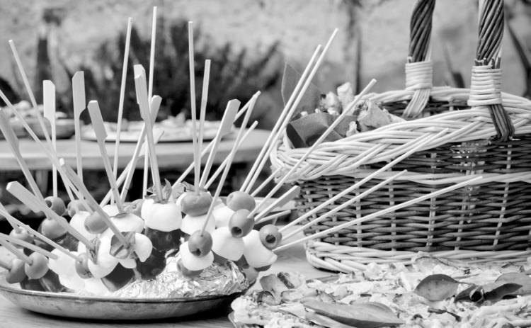 When preparing food for a large group of people outside, be sure to consider food safety. (Pixabay photo)