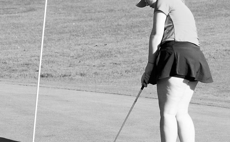 Kynlee Pengilly sinks a putt in Park River on Aug. 14. Photo by Larry Stokke.